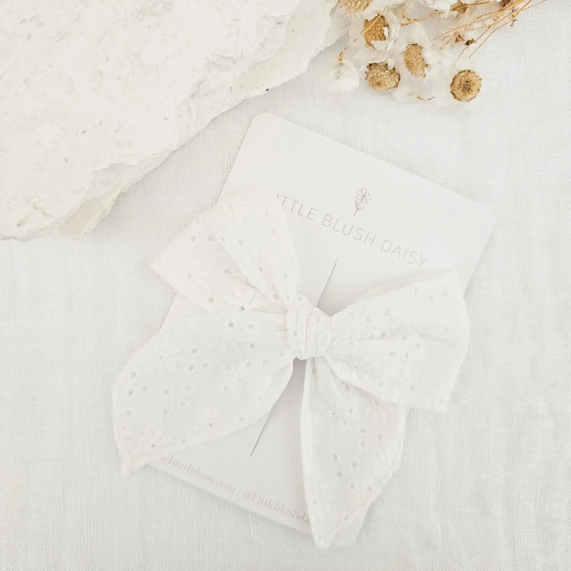 Daisy Fable Bow / WhiteLittle Blush Daisy